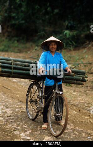 ASIE, NO VIETNAM, PRÈS DE LA FEMME HOA BINH SUR VÉLO Banque D'Images