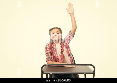 Le 1 er septembre, le premier jour de l'année scolaire. Little girl raising hand le 1 septembre isolé sur blanc. Petite leçon d'élèves le 1 septembre. Écolier adorable au premier jour d'école. Le 1er septembre. Banque D'Images