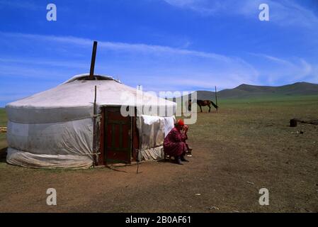 MONGOLIE, PRÈS D'ULAN BATOR, PRAIRIE, CAMP DE YOURT AVEC FEMME LOCALE Banque D'Images