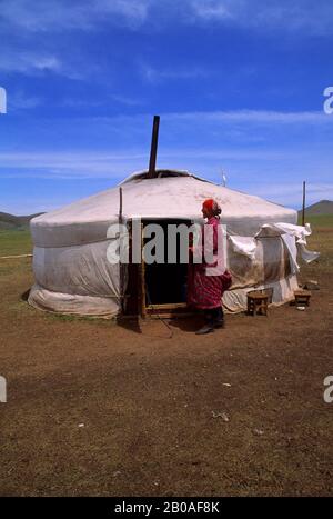 MONGOLIE, PRÈS D'ULAN BATOR, PRAIRIE, CAMP DE YOURT AVEC FEMME LOCALE Banque D'Images