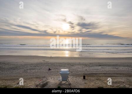 Scène côtière d'hiver depuis Mission Beach avant le coucher du soleil. Banque D'Images