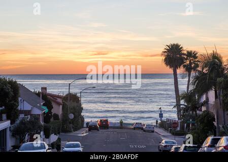 Coucher de soleil sur la côte vue depuis Marine Street. La Jolla, Californie. Banque D'Images