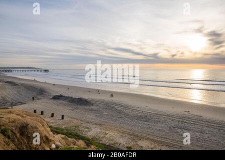 Scène côtière d'hiver depuis Mission Beach avant le coucher du soleil. Banque D'Images