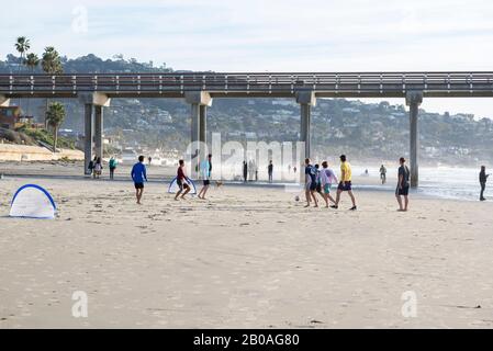 Vue sur Scripps Pier et la Jolla Shores Beach l'après-midi d'hiver. La Jolla, Californie, États-Unis. Banque D'Images