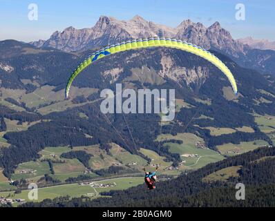 Parapente dans les Alpes autrichiennes Banque D'Images