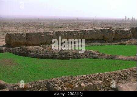 CHINE, PROVINCE DE GANSU, PRÈS DE SHANDAN, SEMI-DÉSERT, RESTE DE GRAND MUR Banque D'Images