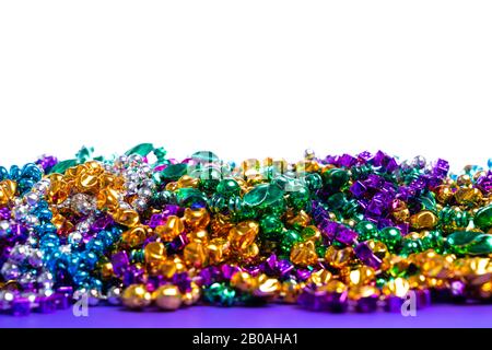 Perles Mardi gras sur fond blanc Banque D'Images