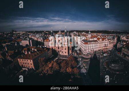 Vue aérienne de l'église Saint-Nicolas (tchèque: Kostel Svateho Mikulase) et de la place de la Vieille Ville (Staromestske namesti) dans la ville de Prague, en République tchèque Banque D'Images