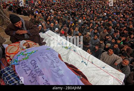 Inde. 19 février 2020. (NOTE de l'éditeur: L'image illustre la mort) Au Milieu des slogans pro Freedom et Zakir Musa, Le Militant De Slain HM Raja Umer a été enterré dans son village natal dans la région de Largam dans le district de Pulwama, au sud du Cachemire, au Cachemire administré par l'Inde. Raja Umer était associée au groupe de militants de Hizabul Mujahedeen (HM) au Cachemire. Amir a été tué lors d'une bataille d'armes avec les forces de sécurité indiennes, ainsi que deux associés du groupe des militants du HM dans le village de Tral au Cachemire méridional. (Photo De Sajad Hameed/Pacific Press) Crédit: Agence De Presse Du Pacifique/Alay Live News Banque D'Images