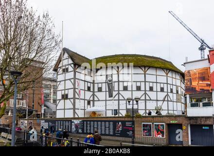 Vue sur le Globe Theatre sur La Promenade de la Reine sur la rive sud de la Tamise en mauvais temps en hiver, Southwark, Londres Banque D'Images