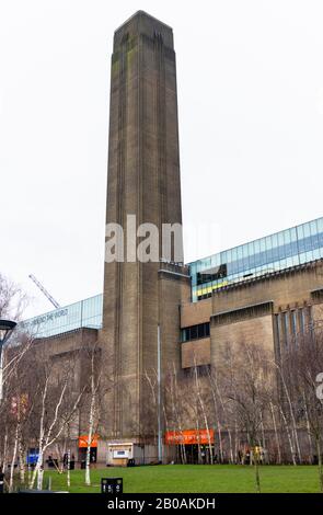 Vue sur l'extérieur et la cheminée emblématique de la galerie D'art Moderne Tate, Bankside, Londres, sur South Bank Embankment of the River Thames par mauvais temps Banque D'Images