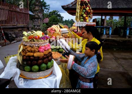 INDONÉSIE, BALI, PETIT TEMPLE, CÉRÉMONIE DU TEMPLE, MÈRE ET FILLE APPORTANT OFFRANDE Banque D'Images