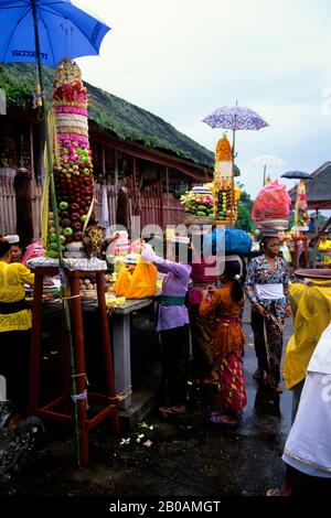 INDONÉSIE, BALI, PETIT TEMPLE, CÉRÉMONIE DU TEMPLE, OFFRANDE DE FEMMES Banque D'Images