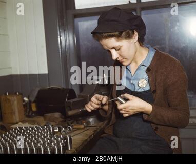 Femme travailleur de la production de guerre, 24 ans, dépose de petites pièces de pistolet pour les armes de combat de 5 et 7 ans pour l'armée américaine, Vilter Co., Milwaukee, Wisconsin, États-Unis, photographie de Howard R. Hollem, U.S. Office of War information, février 1943 Banque D'Images