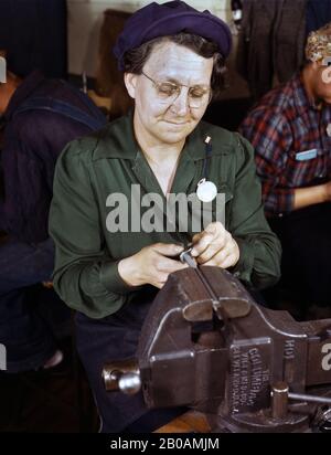 Travailleur de la production de la guerre des femmes faisant du travail sur les pièces de petits pistolets pour les pistolets de 5 et 7 Guns pour l'armée américaine, Vilter Co., Milwaukee, Wisconsin, USA, photographie de Howard R. Hollem, U.S. Office of War information, février 1943 Banque D'Images