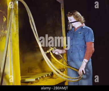 Elizabeth Little, 30 ans, travailleur de la production de guerre, pulvérisation de petites pièces, tout en aidant à fabriquer des réservoirs de remorque d'essence pour le U.S. Army Air corps, Heil Company, Milwaukee, Wisconsin, États-Unis, photographie de Howard R. Hollem, U.S. Office of War information, février 1943 Banque D'Images