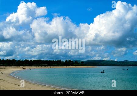 INDONÉSIE, PLAGE DE L'ÎLE SAWU (SEBA) AVEC PÊCHEURS Banque D'Images