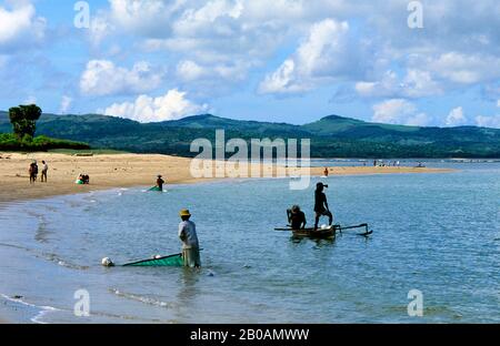 INDONÉSIE, SAWU (SEBA) ISLAND FEMME PÊCHANT LE LONG DU RIVAGE Banque D'Images