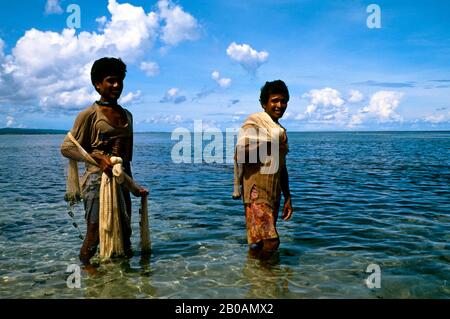 INDONÉSIE, SAWU (SEBA) PÊCHEURS D'ÎLES PÊCHANT DANS DES EAUX PEU PROFONDES Banque D'Images