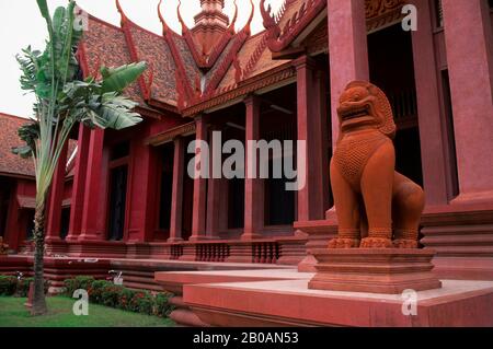 CAMBODGE, PHNOM PENH, MUSÉE NATIONAL, ENTRÉE AVEC STATUE DU LION Banque D'Images