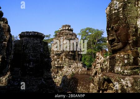 CAMBODGE, ANGKOR, ANGKOR THOM, TEMPLE BAYON, VISAGES D'AVALOKITESVARA Banque D'Images