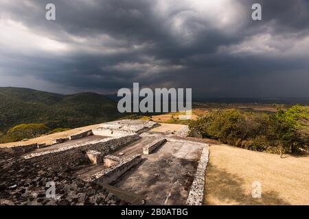 Acropole sous les nuages noirs, site archéologique de Xochicalco, Morelos, Mexique, Amérique centrale Banque D'Images