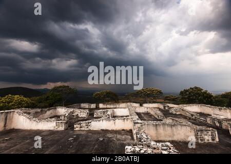Acropole sous les nuages noirs, site archéologique de Xochicalco, Morelos, Mexique, Amérique centrale Banque D'Images