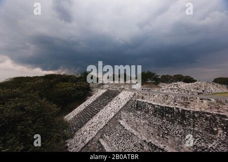 Acropole sous les nuages noirs, site archéologique de Xochicalco, Morelos, Mexique, Amérique centrale Banque D'Images
