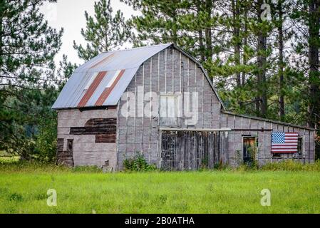 Grange dans les bois Banque D'Images