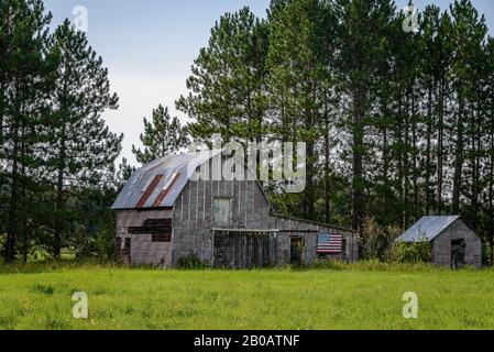 Grange dans les bois Banque D'Images