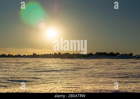 Paysage arctique avec une bande d'hummocks à l'horizon, brillant neige dans le soleil basse soirée projette une lumière de lentille Banque D'Images