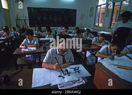 CHINE, SHANTOU, ÉCOLE PRIMAIRE, CLASSE DE CALLIGRAPHIE Banque D'Images
