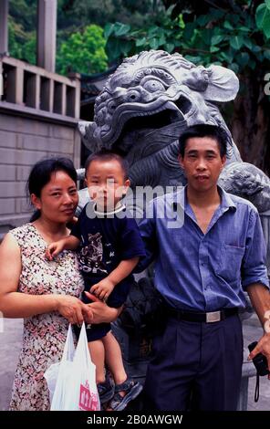 CHINE, XIAMEN, TEMPLE NANPUTUO (DYNASTIE TANG) (BOUDDHISTE), FAMILLE CHINOISE Banque D'Images