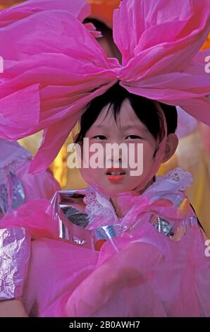 CHINE, SHANTOU, ÉCOLE PRIMAIRE, FILLE VÊTUE EN COSTUME POUR LA DANSE Banque D'Images