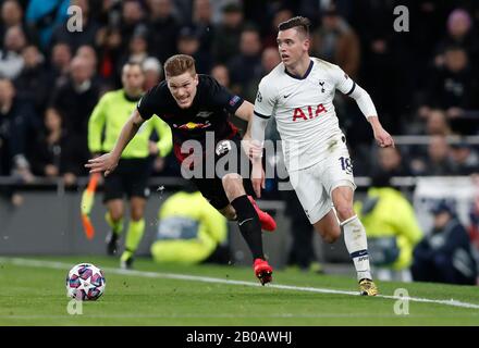 Londres, Royaume-Uni. 19 février 2020. Giovani Lo Celso (R) de Tottenham Hotspur avec Marcel Halstenberg de RB Leipzig lors de la ronde de 16 matchs de la Ligue des Champions de l'UEFA entre Tottenham Hotspur et RB Leipzig au stade Tottenham Hotspur à Londres, en Grande-Bretagne, le 19 février 2020. Crédit: Han Yan/Xinhua/Alay Live News Banque D'Images