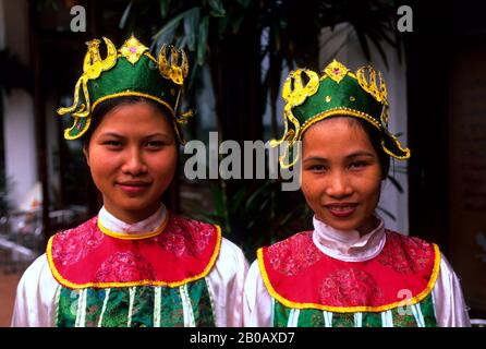 VIETNAM, HUE, FEMMES EN COSTUMES TRADITIONNELS Banque D'Images