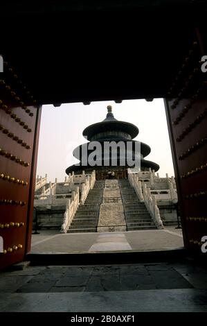 CHINE, BEIJING, TEMPLE DU CIEL, VUE À TRAVERS LA PORTE Banque D'Images