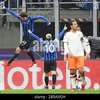 Milan, Italie. 19 février 2020. Hans Hateboer (L) d'Atalanta célèbre son objectif lors du match de 16 premières jambes entre Atalanta et Valence à Milan, Italie, le 19 février 2020. Crédit: Alberto Lingria/Xinhua/Alay Live News Banque D'Images