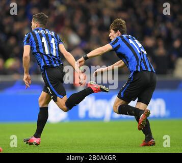 Milan, Italie. 19 février 2020. Le Remo Freuler (L) d'Atalanta célèbre son objectif lors de la ronde de 16 matchs de première jambe de l'UEFA Champions League entre Atalanta et Valence à Milan, Italie, le 19 février 2020. Crédit: Alberto Lingria/Xinhua/Alay Live News Banque D'Images