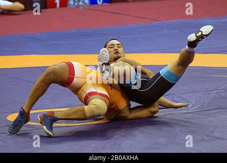 New Delhi, Inde. 19 février 2020. Beksultan Makhmudov du Kirghizstan (top) vies avec Hardeep Hardeep de l'Inde lors du match de médaille de bronze de lutte gréco-romaine de 97 kg à New Delhi, Inde, 19 février 2020. Crédit: Javed Dar/Xinhua/Alay Live News Banque D'Images