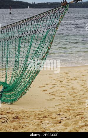 Détail du filet de requin vert et du câble de soutien résonné, du sable et de l'eau à Nielsen Park, 'Shark Beach' dans La Banlieue est de Sydney, dans le Vaucluse Banque D'Images