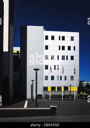 Le nouvel hôpital Royal North Shore de Sydney, à l'extérieur recouvert de métal brillant, de Herbert St. UN grand projet de construction du gouvernement Sydney, Australie Banque D'Images