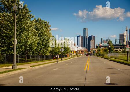 Detroit, MI, 1er août. 2015 : une rue dans un vieux quartier de la ville de Detroit avec des bâtiments du centre-ville et Tiger Stadium en arrière-plan Banque D'Images