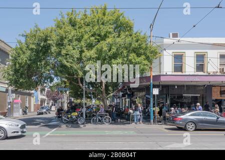 Tusk Cafe Bar sur Chapel Street à Windsor, Melbourne, Victoria, Australie sert du café et des repas à l'intérieur et à l'extérieur sous un immense arbre ombragé Banque D'Images