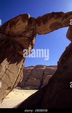 JORDANIE, RHUM WADI, PONT DE PIERRE UM FROUTH, FORMATION DE GRÈS Banque D'Images