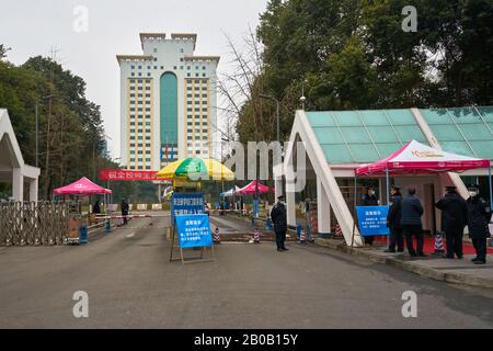 COVID-19 à Wuhan s'est répandu dans le monde entier. Les équipes médicales et l'équipe de sécurité vérifiant l'infection du coronavirus à l'entrée de l'Université. Banque D'Images