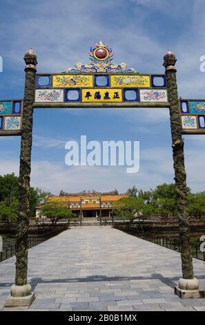 VIETNAM, HUE, CITADELLE, VUE DE LA PORTE PRINCIPALE DU THAI HOA (HALL OF SUPREME HARMONY) PALACE Banque D'Images