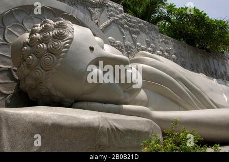 VIETNAM, NHA TRANG, PAGODE DE FILS LONGS, BOUDDHA INCLINABLE Banque D'Images