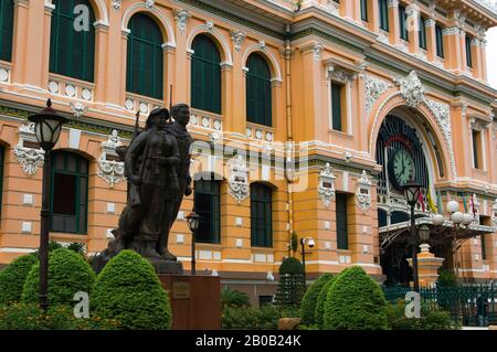 VIETNAM, SAIGON (VILLE DE HO CHI MINH), POSTE CENTRAL, STYLE COLONIAL FRANÇAIS, STATUE Banque D'Images