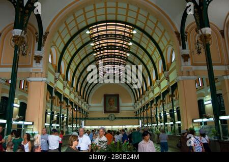 VIETNAM, SAIGON (VILLE DE HO CHI MINH), POSTE CENTRAL, STYLE COLONIAL FRANÇAIS, INTÉRIEUR Banque D'Images